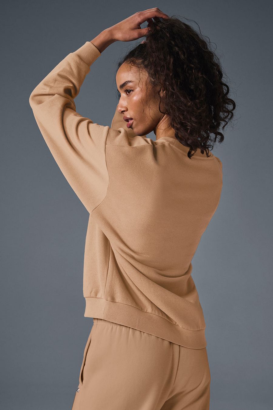 ALO Alo Yoga Accolade Crew Neck Pullover Bege