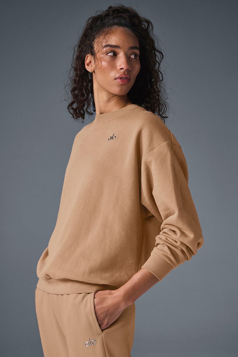 ALO Alo Yoga Accolade Crew Neck Pullover Bege