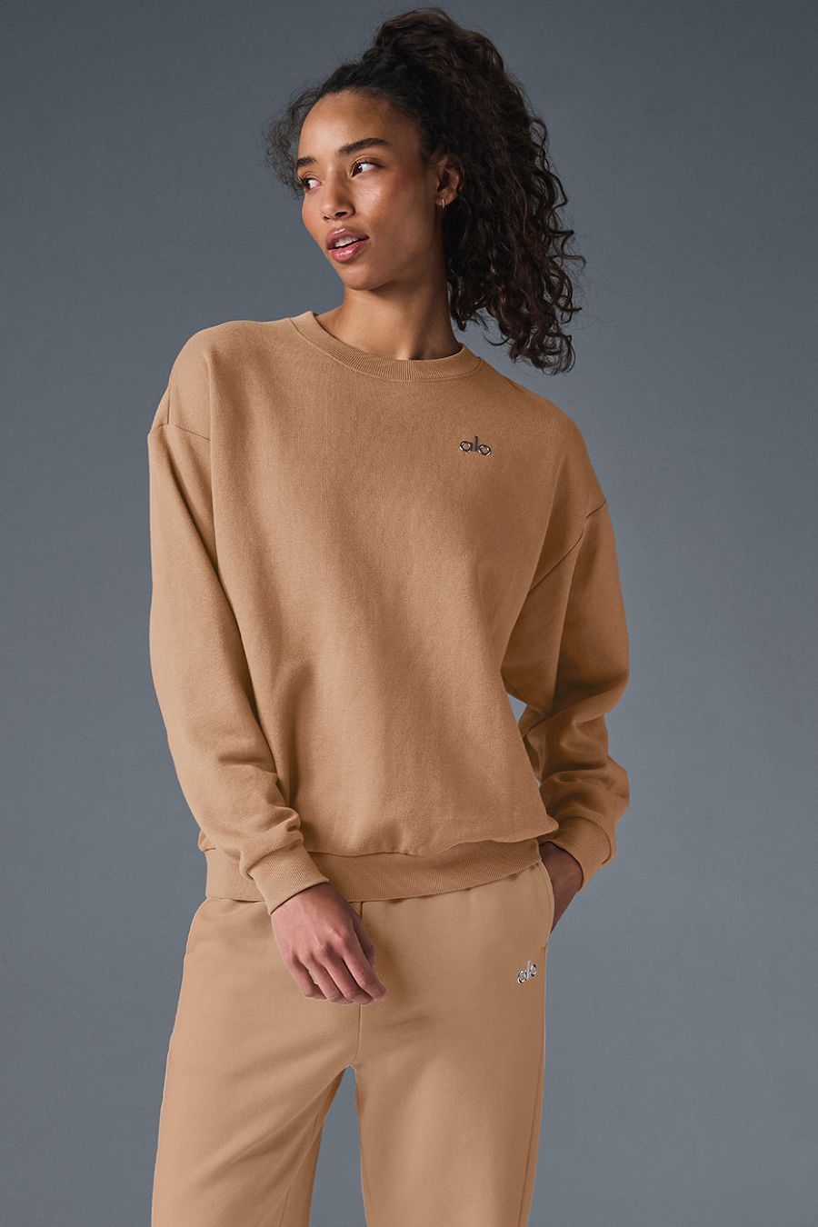 ALO Alo Yoga Accolade Crew Neck Pullover Bege